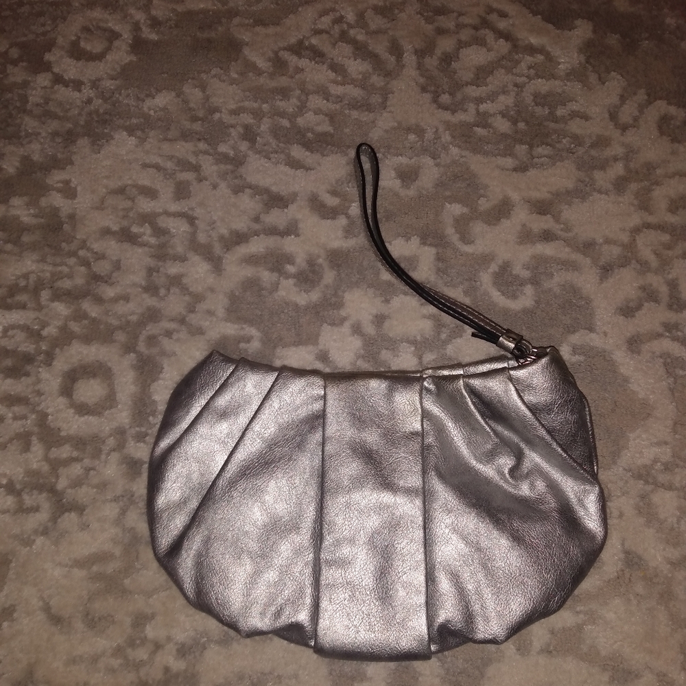 Simply Vera Wang Silver Clutch Zip Top Wristlet purse - Picture 4 of 5